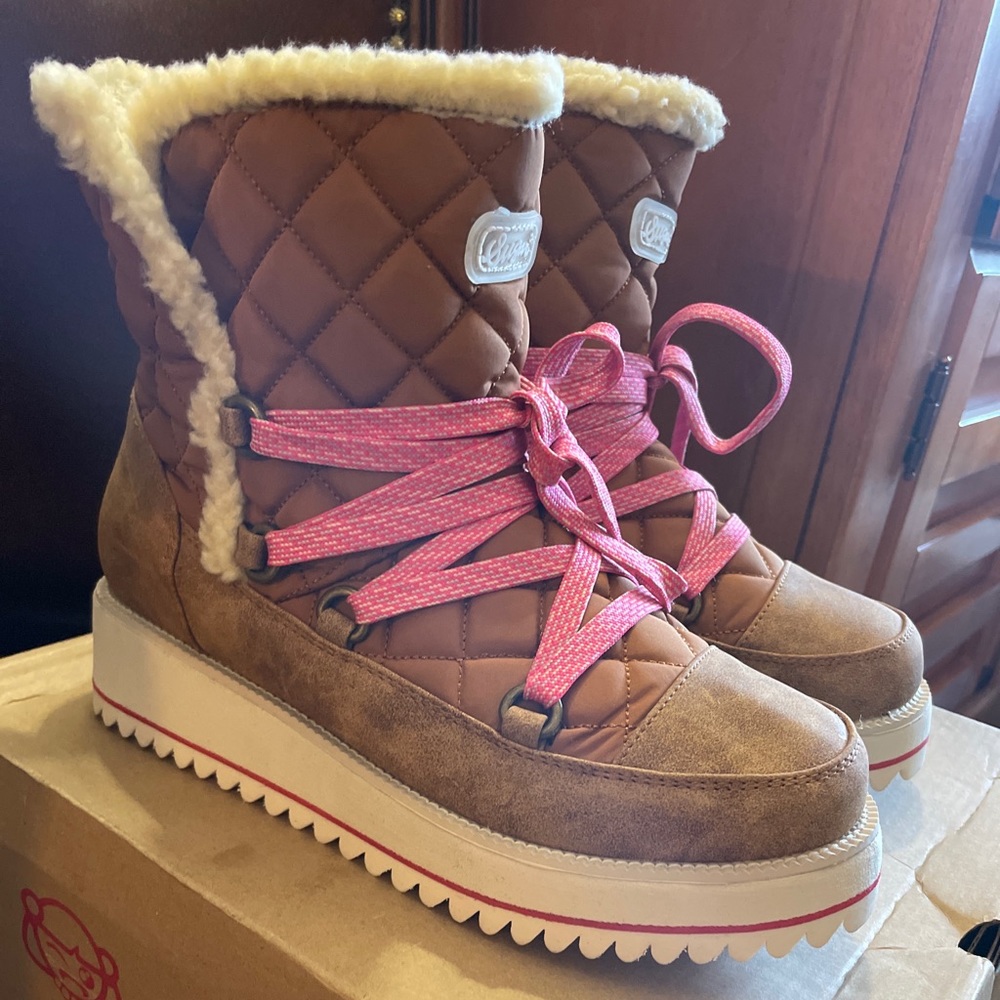 Sugar Willow Moon Boots size 8 NWT